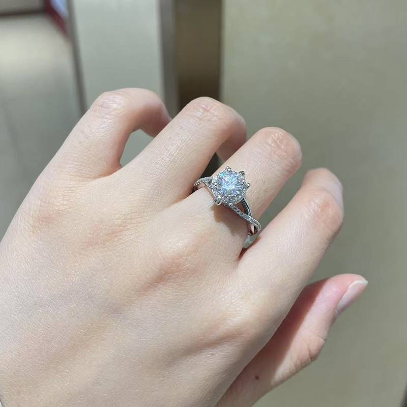 扭臂S925银镀白金女戒定制选款主石莫桑钻1.0ct/副石高碳钻
